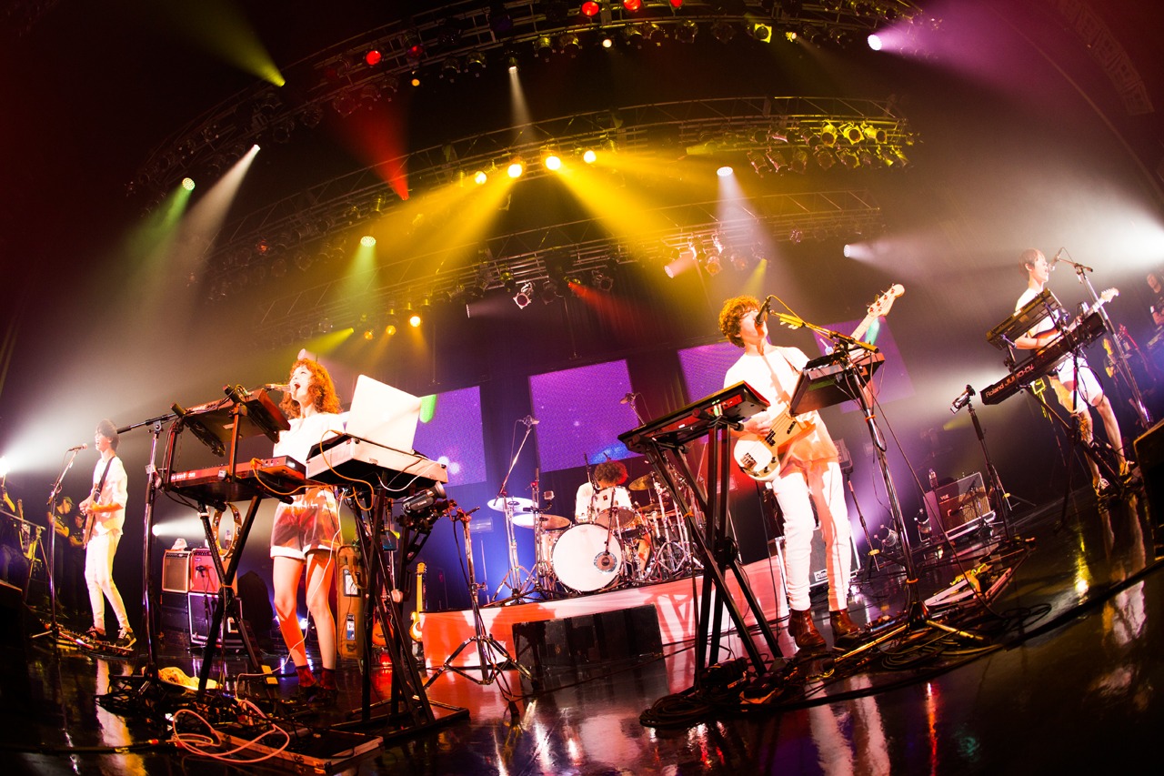 Czecho No Republic「『Santa Fe』リリース記念 聖なる行進TOUR スーパーファイナル × 一夜限りの結成5周年スペシャル」の様子。（撮影：山川哲矢）