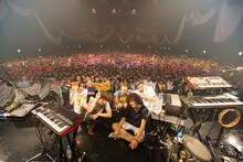 Czecho No Republic「『Santa Fe』リリース記念 聖なる行進TOUR スーパーファイナル × 一夜限りの結成5周年スペシャル」の様子。（撮影：山川哲矢）