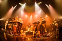 Czecho No Republic「『Santa Fe』リリース記念 聖なる行進TOUR スーパーファイナル × 一夜限りの結成5周年スペシャル」の様子。（撮影：山川哲矢）