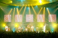 Czecho No Republic「『Santa Fe』リリース記念 聖なる行進TOUR スーパーファイナル × 一夜限りの結成5周年スペシャル」の様子。（撮影：山川哲矢）