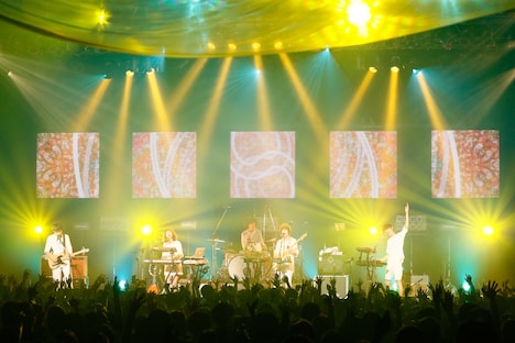 Czecho No Republic「『Santa Fe』リリース記念 聖なる行進TOUR スーパーファイナル × 一夜限りの結成5周年スペシャル」の様子。（撮影：山川哲矢）