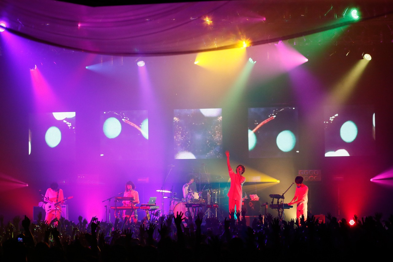 Czecho No Republic「『Santa Fe』リリース記念 聖なる行進TOUR スーパーファイナル × 一夜限りの結成5周年スペシャル」の様子。（撮影：山川哲矢）