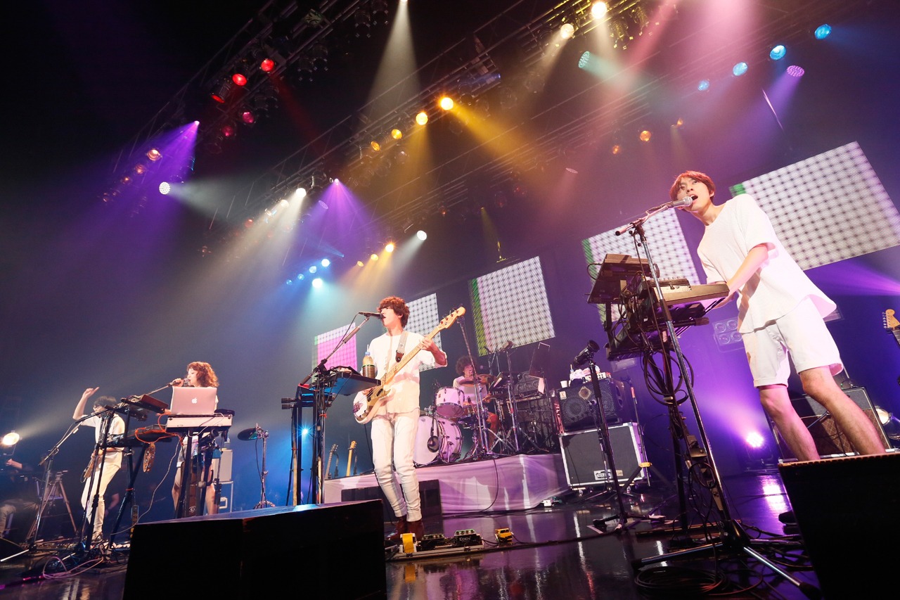 Czecho No Republic「『Santa Fe』リリース記念 聖なる行進TOUR スーパーファイナル × 一夜限りの結成5周年スペシャル」の様子。（撮影：山川哲矢）