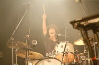 山崎正太郎（Dr）（撮影：山川哲矢）