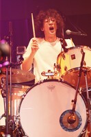 山崎正太郎（Dr）（撮影：山川哲矢）