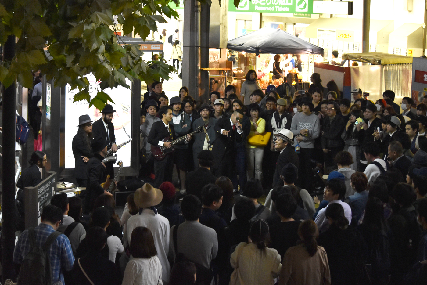 SANABAGUN.のラスト路上ライブの様子。