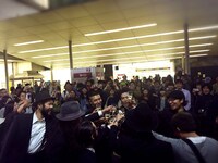 ライブを終え、シャンパンで乾杯するSANABAGUN.。