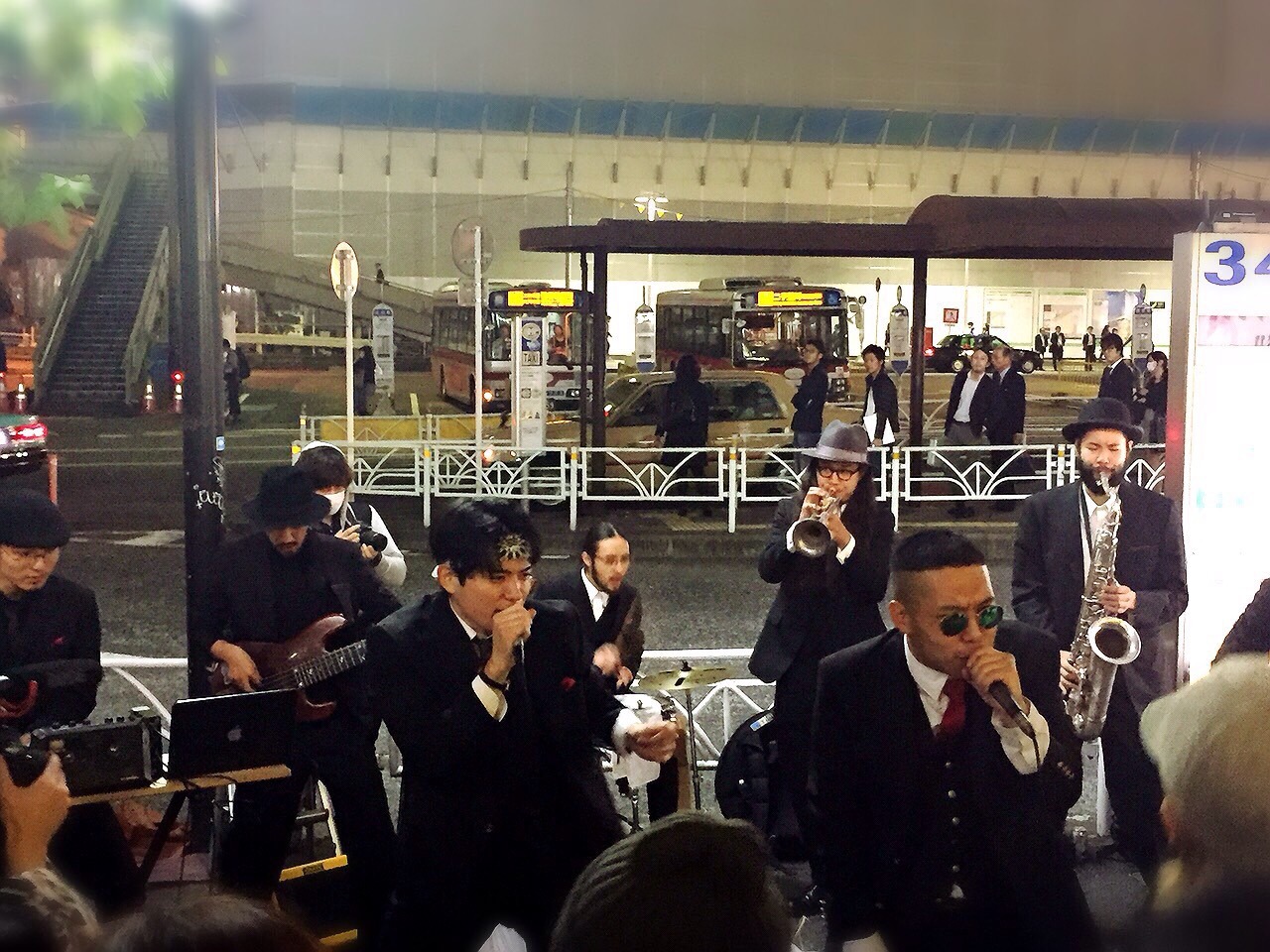 路上ライブ中のSANABAGUN.。