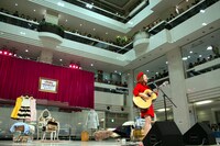 chayの私物で飾られたステージ。