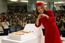 観客とともに記念撮影するchay。