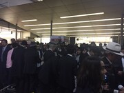 サインや握手に応じるSANABAGUN.。