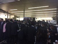 サインや握手に応じるSANABAGUN.。