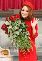 握手会でファンからバラを手渡されたchay。（写真提供：ワーナーミュージック・ジャパン）