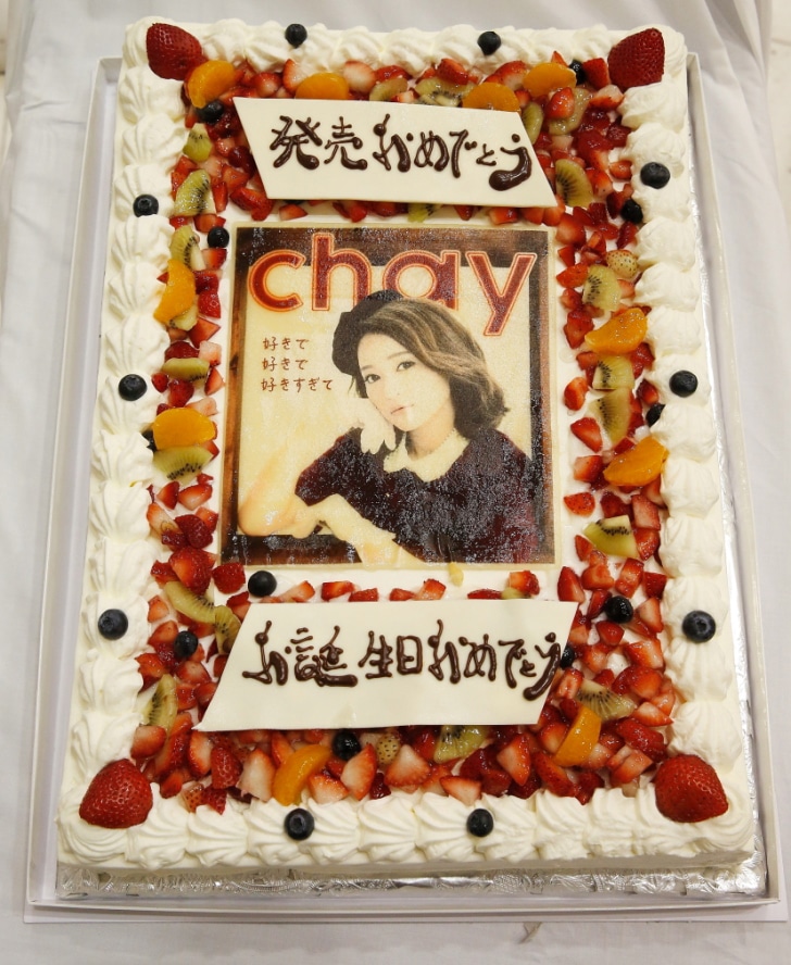 「好きで好きで好きすぎて」のジャケットがデザインされたバースデーケーキ。（写真提供：ワーナーミュージック・ジャパン）
