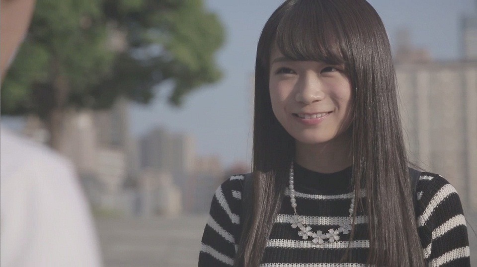 秋元真夏の個人PVのワンシーン。
