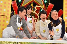 左より吉村崇、森星、星野源、堺正章。 (c)TBS