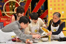 左より吉村崇、森星、星野源、堺正章。 (c)TBS