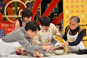 左より吉村崇、森星、星野源、堺正章。 (c)TBS