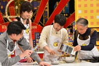 左より吉村崇、森星、星野源、堺正章。 (c)TBS