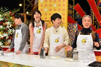 左より吉村崇、森星、星野源、堺正章。 (c)TBS