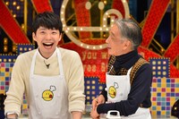 左より星野源、堺正章。 (c)TBS
