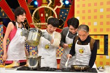 左より森星、星野源、吉村崇、堺正章。 (c)TBS