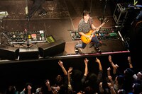 桑原彰（G, Cho）（Photo by Abbey Raymonde）