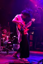 武田祐介（B, Cho）（Photo by Abbey Raymonde）