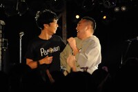 パフォーマンス中、ステージにファンを上げて談笑する藤井隆。