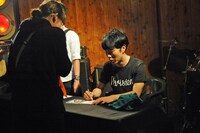 サインを書く藤井隆。