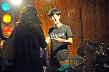 ファンと握手を交わす藤井隆。