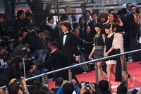 レッドカーペットを歩くPerfume。