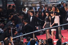 レッドカーペットを歩くPerfume。