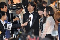 レッドカーペットを歩くPerfume。