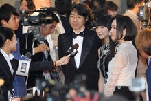 レッドカーペットを歩くPerfume。