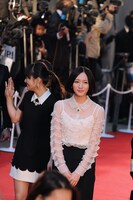 レッドカーペットを歩くPerfume。