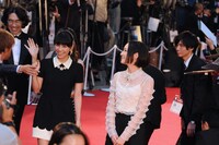 レッドカーペットを歩くPerfume。