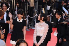 レッドカーペットを歩くPerfume。