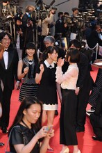 レッドカーペットを歩くPerfume。