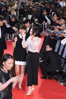 レッドカーペットを歩くPerfume。