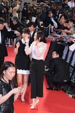 レッドカーペットを歩くPerfume。