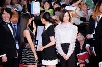 レッドカーペットを歩くPerfume。