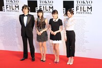 左から佐渡岳利監督、かしゆか、あ～ちゃん、のっち。