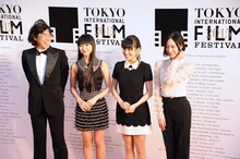 左から佐渡岳利監督、かしゆか、あ～ちゃん、のっち。