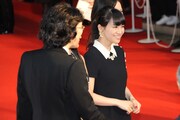 左から佐渡岳利監督、あ～ちゃん。