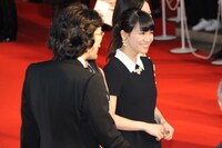 左から佐渡岳利監督、あ～ちゃん。