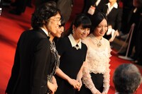 左から佐渡岳利監督、かしゆか、あ～ちゃん、のっち。