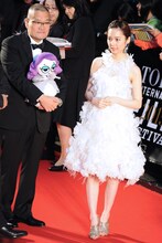 中田秀夫監督と島崎遥香。