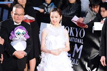 中田秀夫監督と島崎遥香。