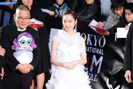 中田秀夫監督と島崎遥香。